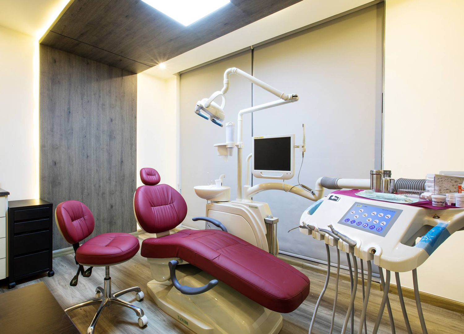 https://www.lingchendental.com/intelligent-touch-screen-control-dental-chair-unit-taos1800-product/