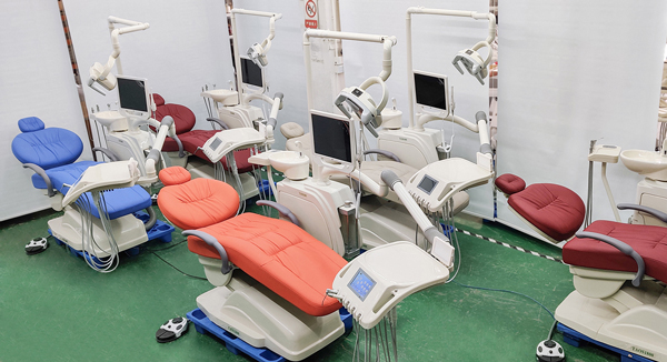 https://www.lingchendental.com/intelligent-touch-screen-control-dental-chair-unit-taos1800-product/